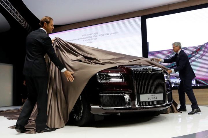 Vladimir Putin's New Armored Presidential Limo Weighs 7-Tonnes ...