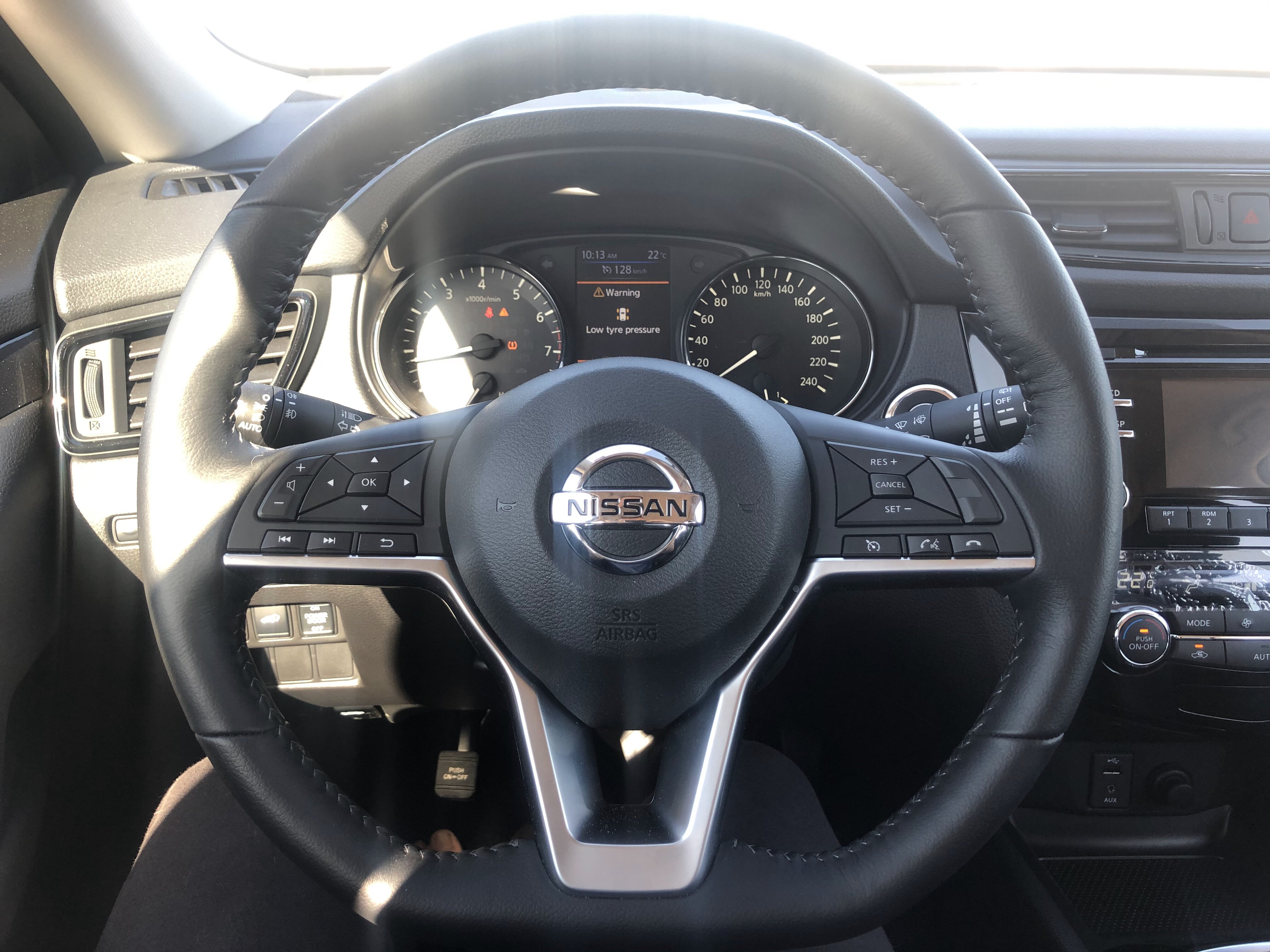steering wheel & dashboard of Nissan X-TREMER 2020
