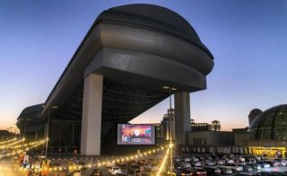 VOX cinema holds a drive-in experience on the roof of Mall of Emirates for all the movie-lovers projecting the video on a large screen with snacks included