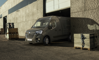 The Renault Master comes with an advanced dashboard dotted with a black carbon surface that exudes a touch of power