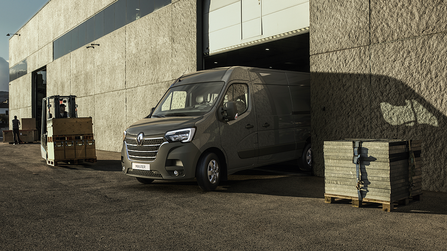 The Renault Master comes with an advanced dashboard dotted with a black carbon surface that exudes a touch of power