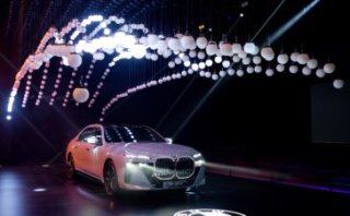 Abu Dhabi Motors launches new BMW 7 Series and fully-electric i7, UAE Ministry of Energy & Infrastructure and BMW Group Middle East announce expansion agreement of electric vehicle charging network.
