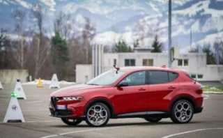 The Alfa Romeo Tonale Plug-In Hybrid Q4 tested by Formula 1 drivers Valtteri Bottas and Zhou Guanyu