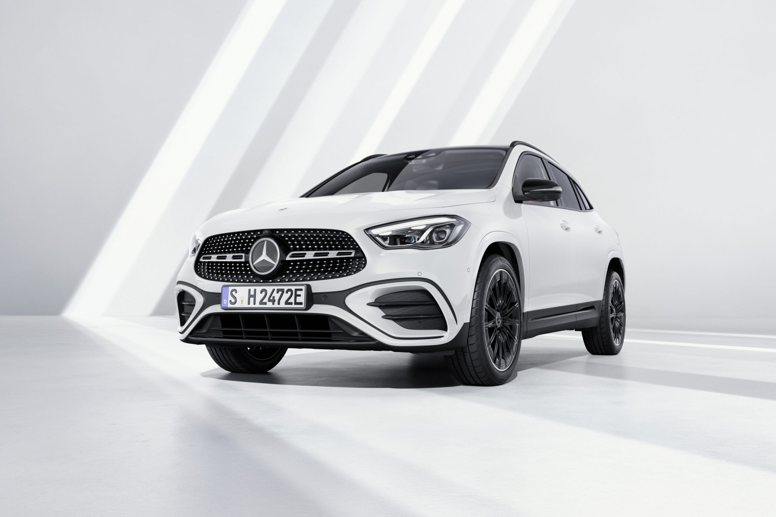 Sporty compact SUV with numerous innovations: the new Mercedes-Benz GLA