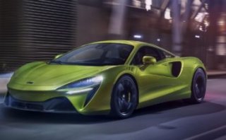 McLaren Dubai delivers the first Artura in the Middle East
