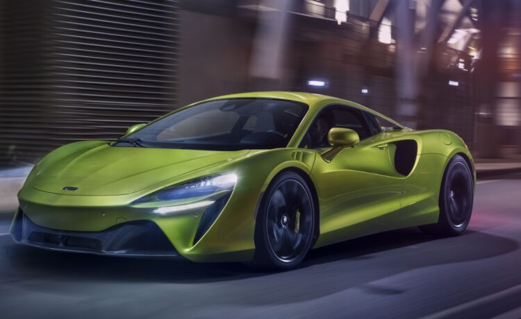 McLaren Dubai delivers the first Artura in the Middle East