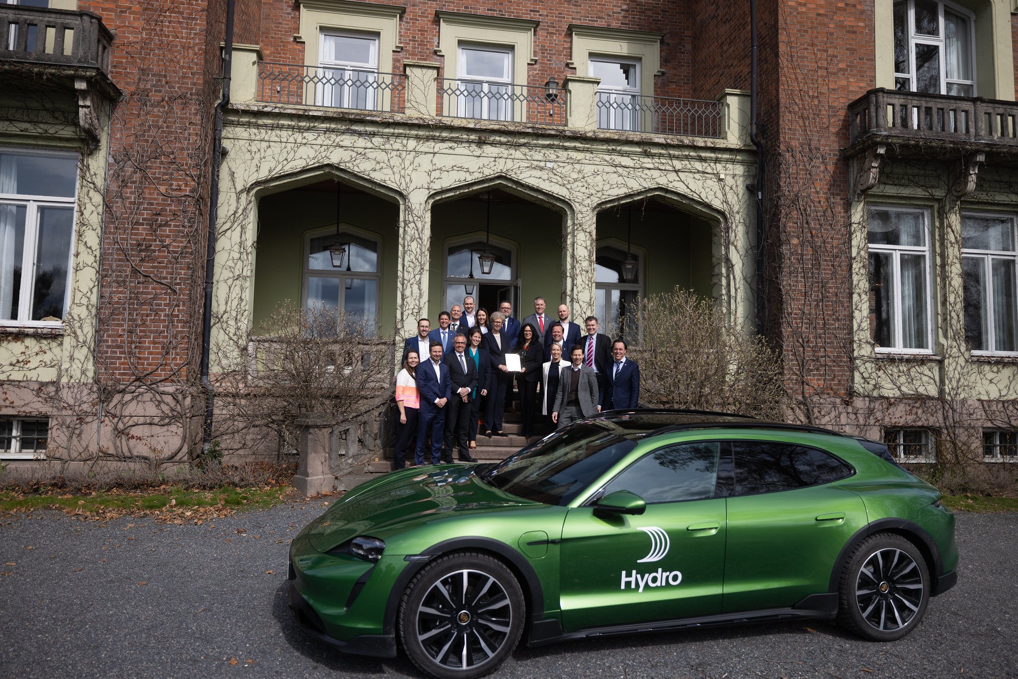 Porsche and Hydro unite to further decarbonize the supply chain of sportscars
