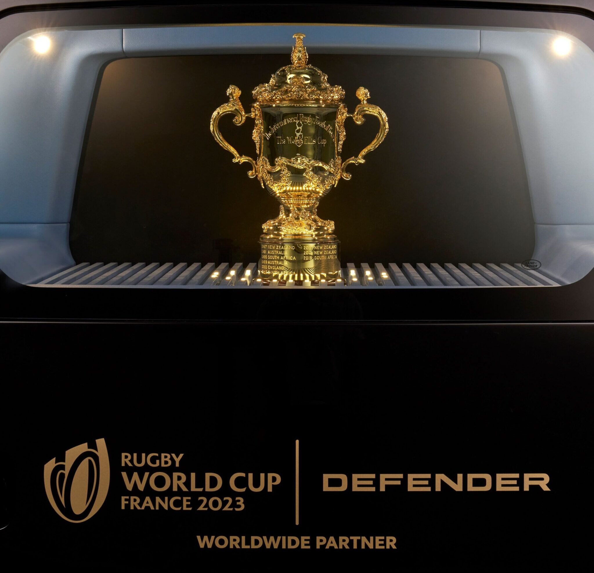 DEFENDER REVEALS UNIQUE DEFENDER 110 TO SHOWCASE RUGBY WORLD CUP TROPHY ON COUNTDOWN TOUR
