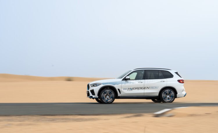 Strong performance under extreme conditions: the BMW iX5 Hydrogen undergoes test drives in the desert