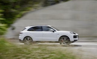 Porsche presents third E-Hybrid variant of the Cayenne